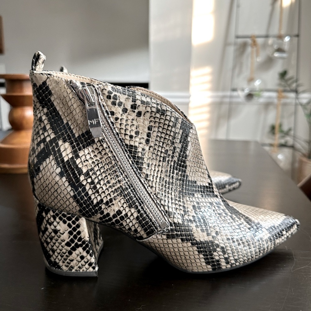 Like New Marc Fisher Size 8 Ladies Snakeskin Booties